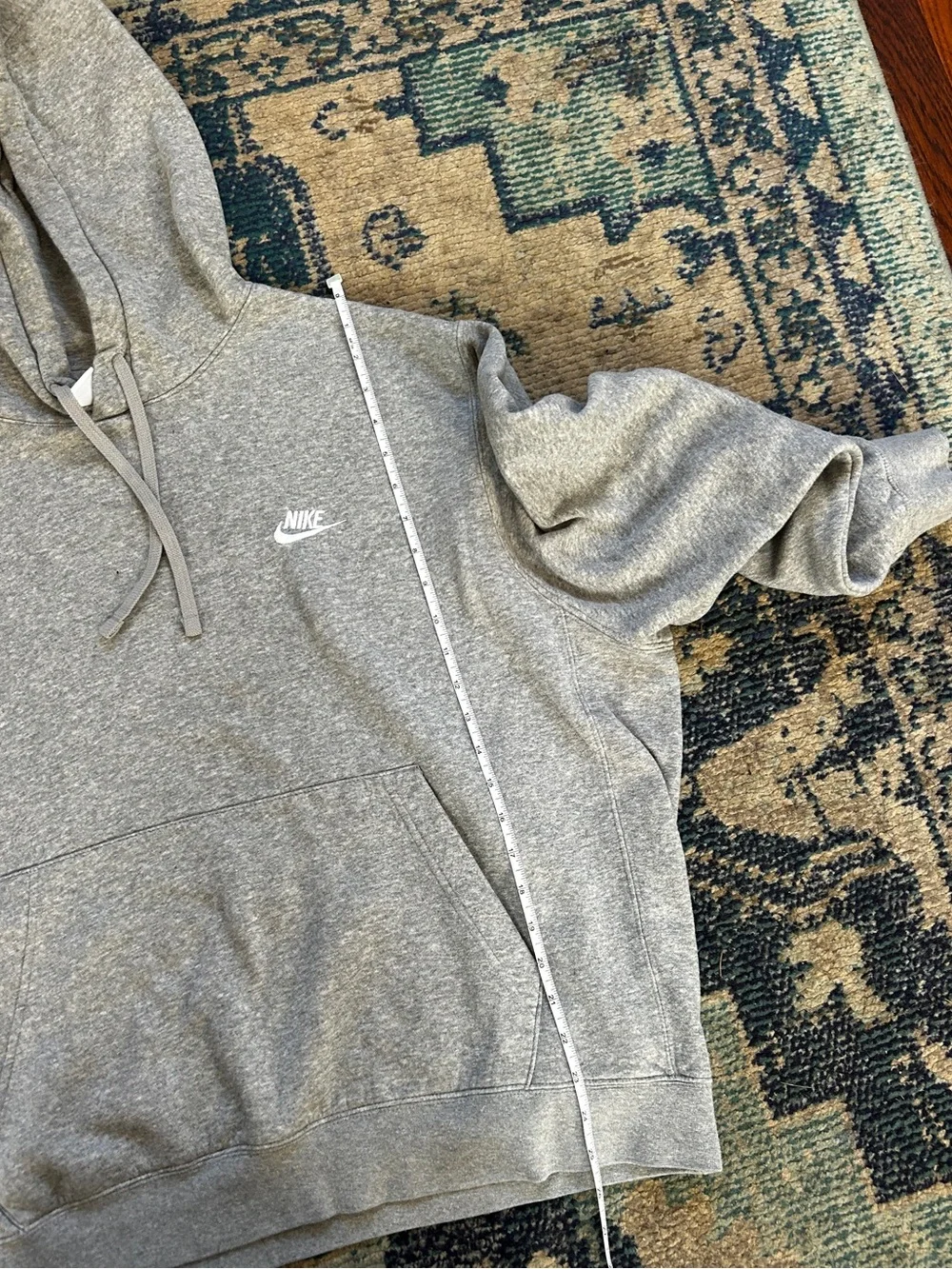 Nike Men’s Sportswear Hoodie XL Gray Embroidered Logo Pullover Sweatshirt